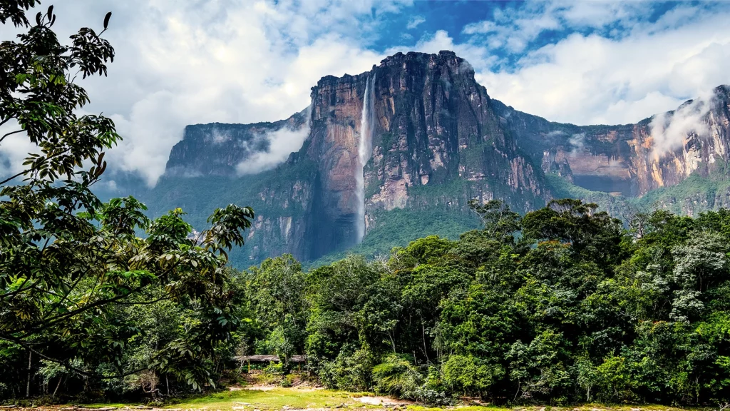 View-of-Canaima-Venezuela-TheGoldenShelter.es