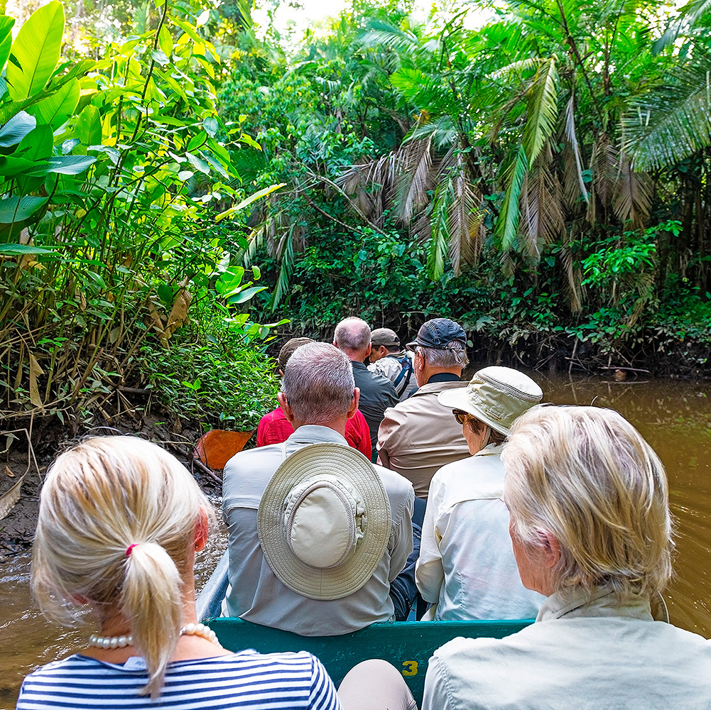 Group-of-tourist-Canaima-Venezuela-TheGoldenShelter.com