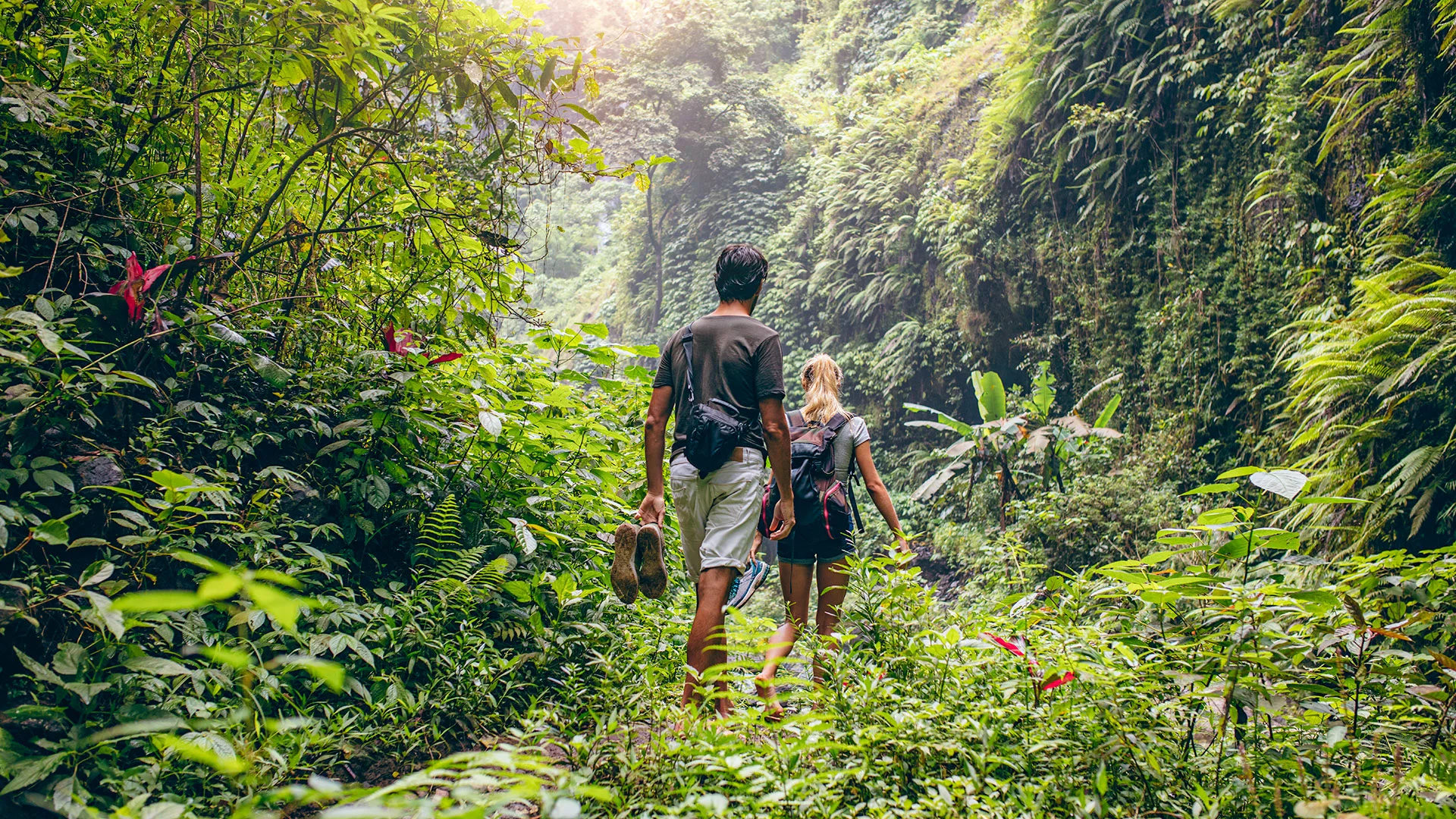 Tourist-Couple-in-Canaima-Venezuela-TheGoldenShelter.es