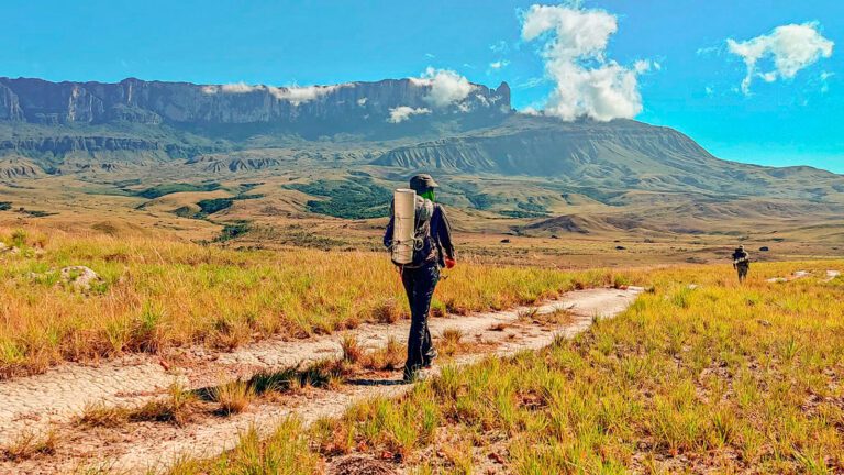 Group-of-tourists-on-the-way-to-roraima-Venezuela-TheGoldenShelter.es