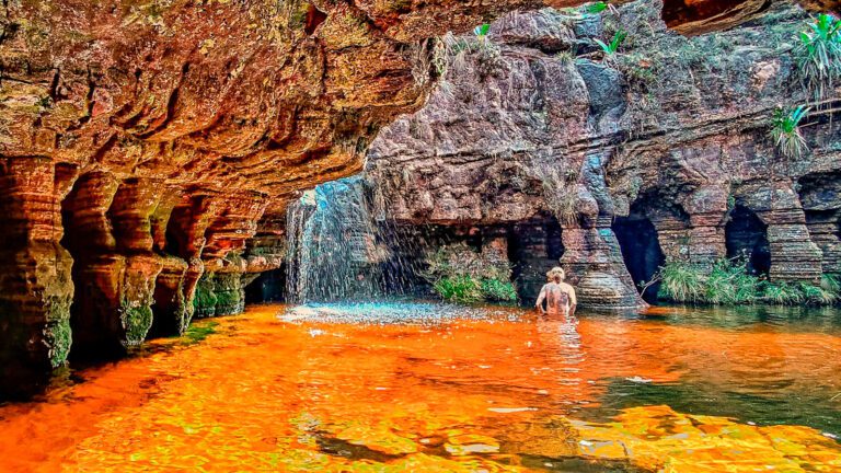 Group-of-tourists-bathing-at-the-top-of-the-Roraima tepuy-TheGoldenShelter.es