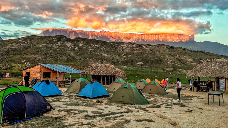 Group-of-tourists-in-the-base-camp-to-roraima-Venezuela-TheGoldenShelter.es