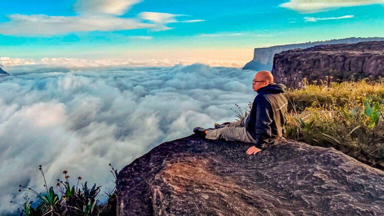 Tourist-on-top-of-a-tepuy-in-Venezuela-TheGoldenShelter.es