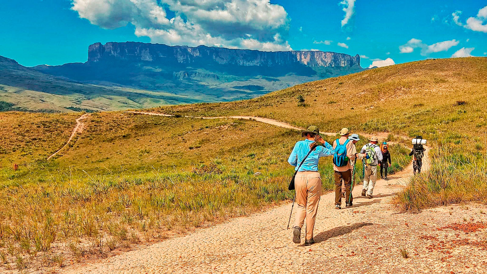 Group-of-tourists-on-the-way-to-roraima-Venezuela-TheGoldenShelter.es