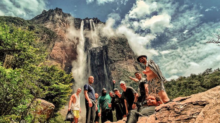 Group-of-tourists-enjoying-the-Angels-Falls-Venezuela-TheGoldenShelter.es