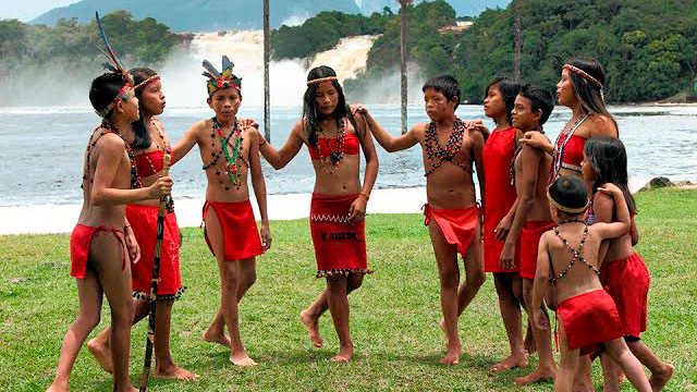 Group-of-Pemon-Indians-in-Canaima-Venezuela