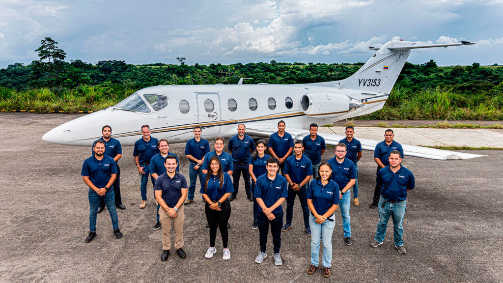 Crew-members-of-the-plane-transfer-service-in-Venezuela-TheGoldenShelter.es