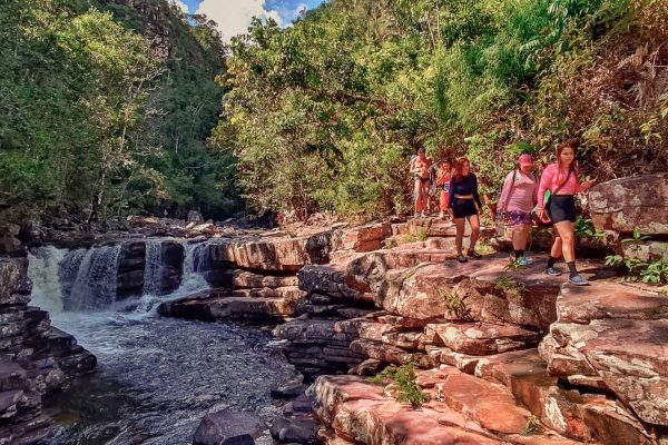 Group-of-tourists-at-Canaima-waterfall-Venezuela-TheGoldenShelter.es