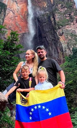 Family-enjoying-Angels-Falls-Venezuela-TheGoldenShelter.es